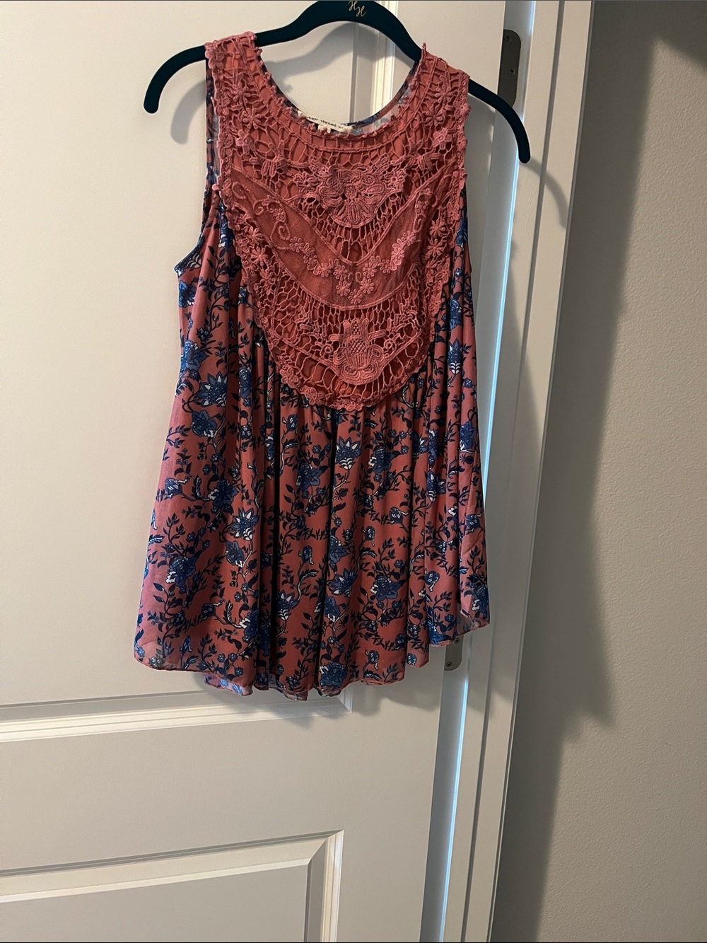 Floral Lace Yoke Sleeveless Tank Top in Rust